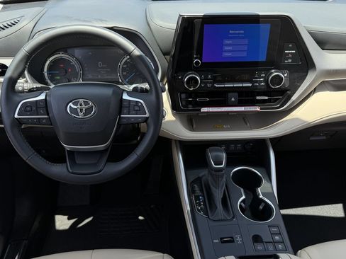 Used 2025 Toyota Highlander XLE AWD/4WD image 13