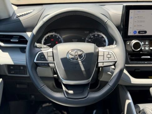 Used 2025 Toyota Highlander XLE AWD/4WD image 19