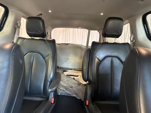 Used 2023 Chrysler Pacifica Touring-L FWD image 21