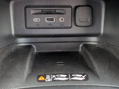 Used 2023 Chevrolet Equinox Premier FWD image 22