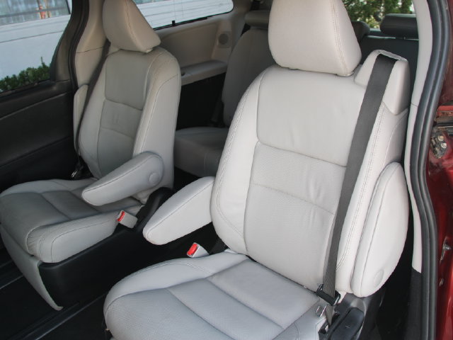 Used 2015 Toyota Sienna Limited Premium FWD image 30