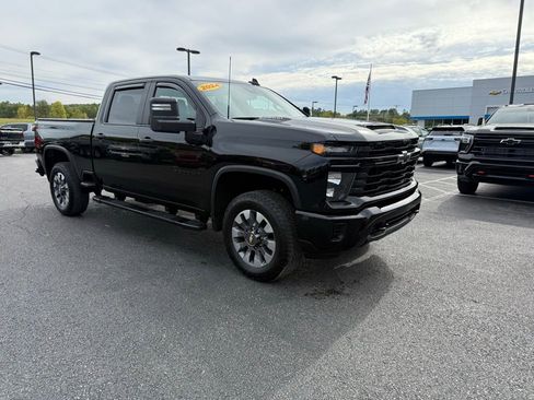 Used 2024 Chevrolet Silverado 2500 Custom w/ Custom Convenience Package image 3