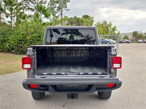 Used 2023 Jeep Gladiator Sport image 5