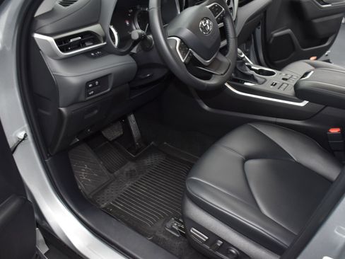 Used 2024 Toyota Highlander XLE image 12