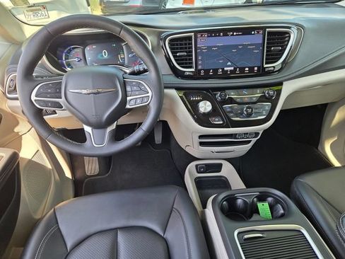 Used 2024 Chrysler Pacifica Limited FWD image 14
