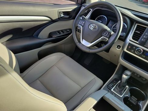Used 2019 Toyota Highlander XLE image 3