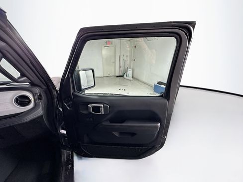Used 2025 Jeep Wrangler Unlimited Sahara AWD/4WD image 30
