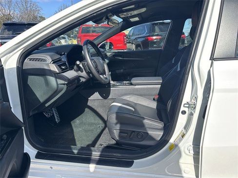 Used 2025 Toyota Camry SE image 13