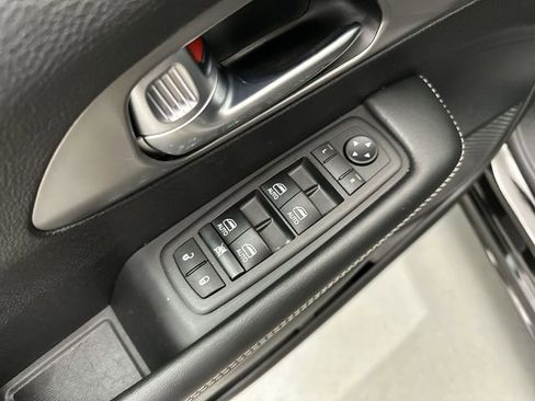 Used 2025 Chrysler Pacifica Select FWD image 19