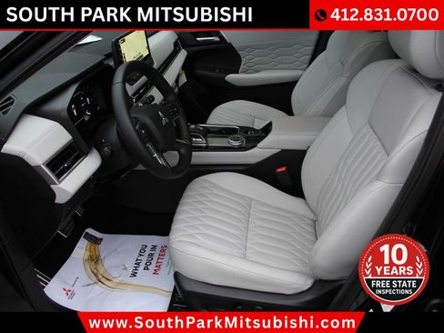 Used 2025 Mitsubishi Outlander AWD image 12