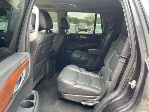 Used 2016 Cadillac Escalade Luxury image 12