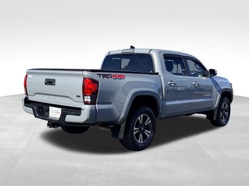 Used 2018 Toyota Tacoma TRD Sport image 3