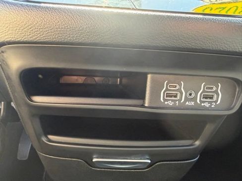 Certified 2025 Chrysler Pacifica Select FWD image 18