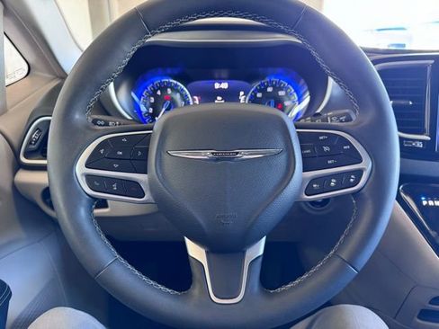 Used 2023 Chrysler Pacifica Touring-L FWD image 16
