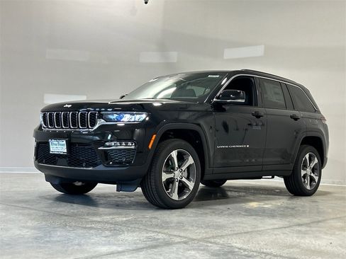 New 2025 Jeep Grand Cherokee Limited w/ Luxury Tech Group II image 2