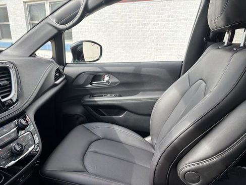 New 2026 Chrysler Pacifica Select image 25