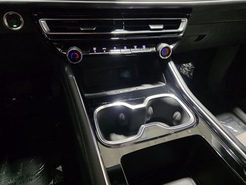 Used 2025 Chevrolet Traverse LT image 28