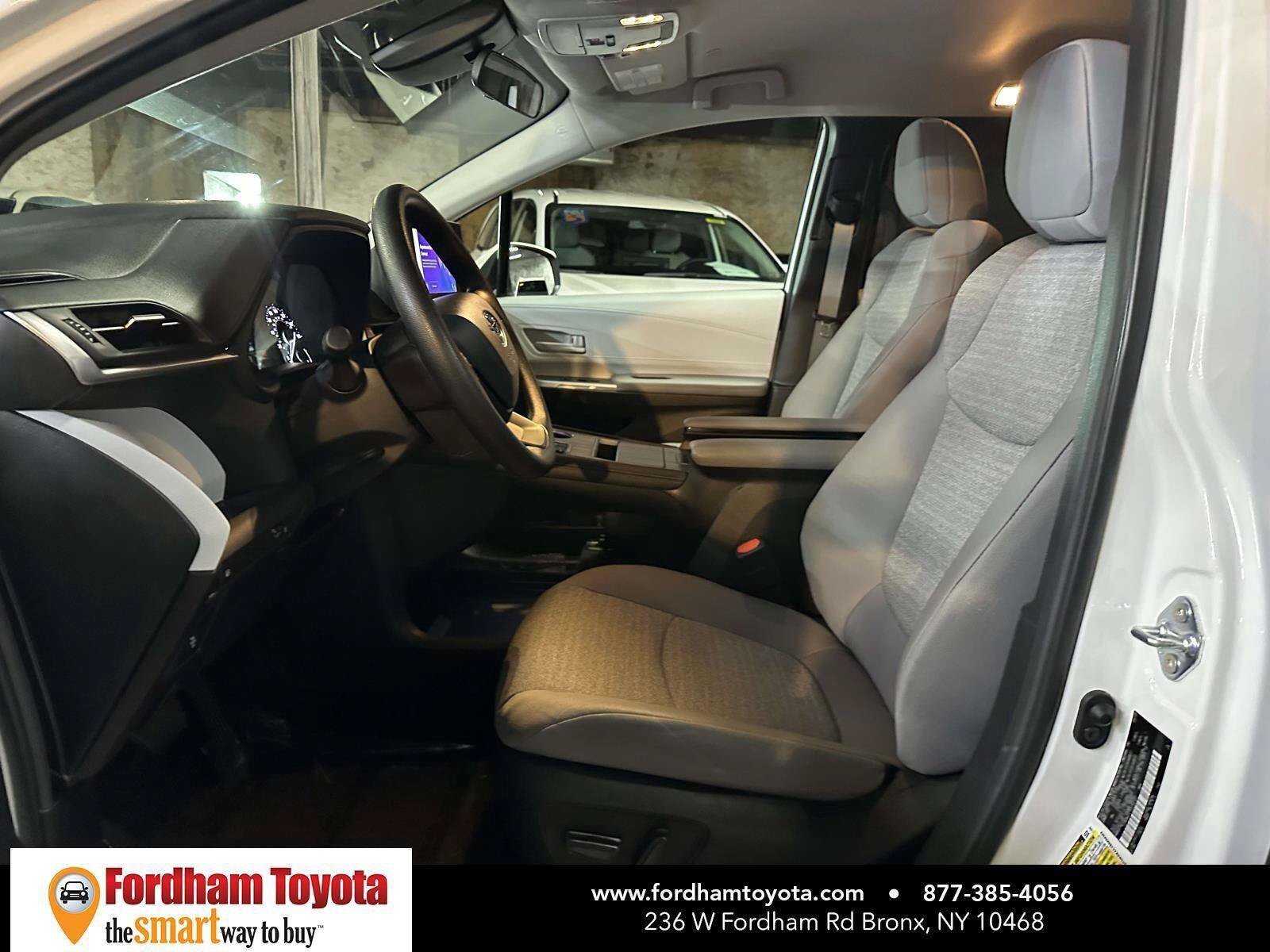 Used 2026 Toyota Sienna LE FWD image 32