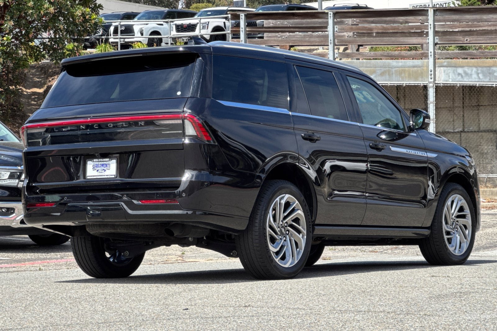 Used 2025 Lincoln Navigator Reserve AWD/4WD image 5
