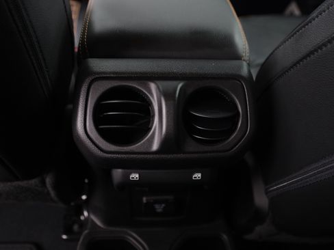 Used 2023 Jeep Gladiator Overland AWD/4WD image 15