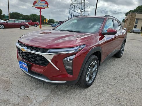 Used 2025 Chevrolet Trax LT FWD image 4