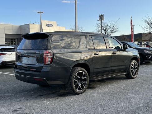 Used 2022 Chevrolet Suburban RST w/ Luxury Package image 3