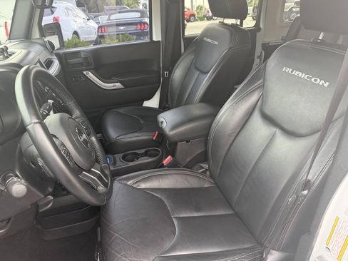 Used 2015 Jeep Wrangler Unlimited Rubicon w/ Connectivity Group AWD/4WD image 10