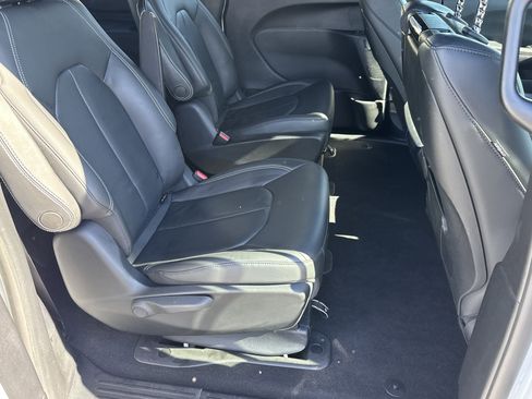 Used 2021 Chrysler Pacifica Touring-L w/ Uconnect Theater Family Group image 21