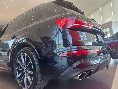 Certified 2021 Audi SQ7 Premium Plus w/ Driver Assistance Package AWD/4WD image 3