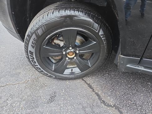 Used 2014 Jeep Compass Latitude w/ Sun/Sound Group image 9