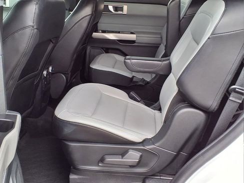 Used 2021 Ford Explorer XLT w/ Equipment Group 202A AWD/4WD image 16