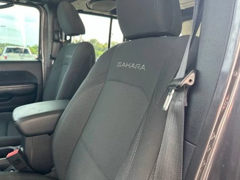 Used 2018 Jeep Wrangler Unlimited Sahara AWD/4WD image 13