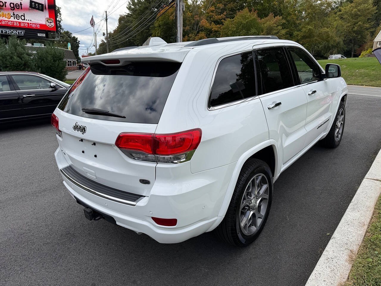 Used 2020 Jeep Grand Cherokee Overland AWD/4WD image 5