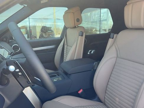 New 2024 Land Rover Discovery Dynamic SE image 17