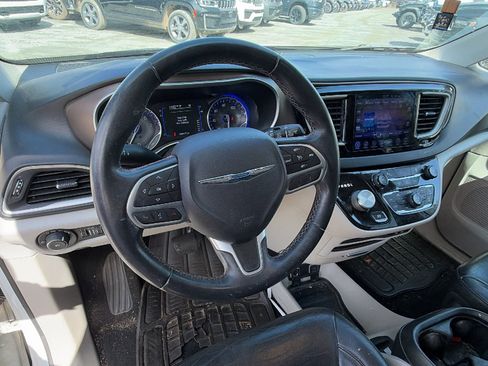 Used 2017 Chrysler Pacifica Touring-L image 20