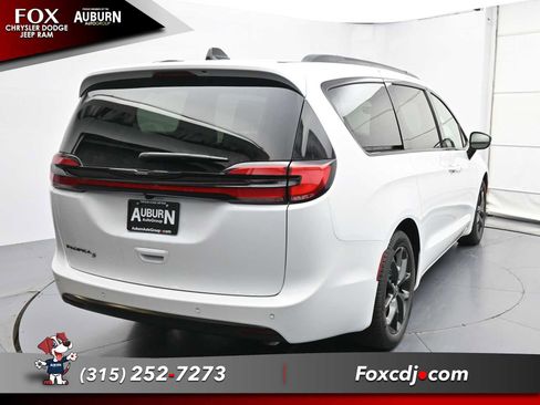 New 2026 Chrysler Pacifica Select image 3