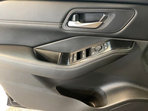 Used 2024 Nissan Rogue SV w/ SV Premium Package image 14