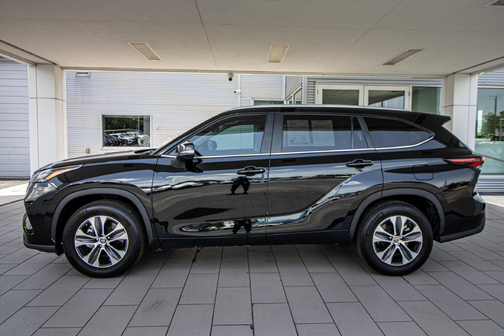 Used 2024 Toyota Highlander XLE FWD image 11