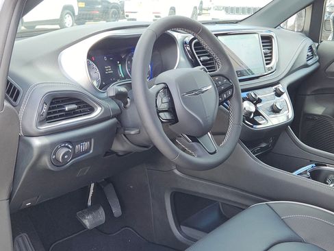New 2026 Chrysler Pacifica Limited w/ Uconnect Theater Family Group image 10