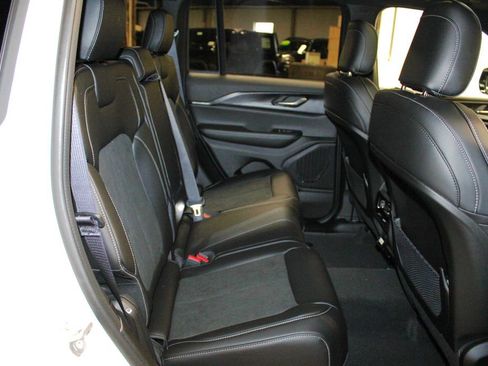 New 2025 Jeep Grand Cherokee Altitude image 31