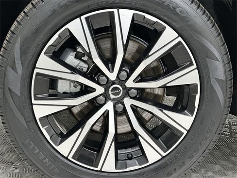 Certified 2025 Volvo XC60 B5 Plus image 10