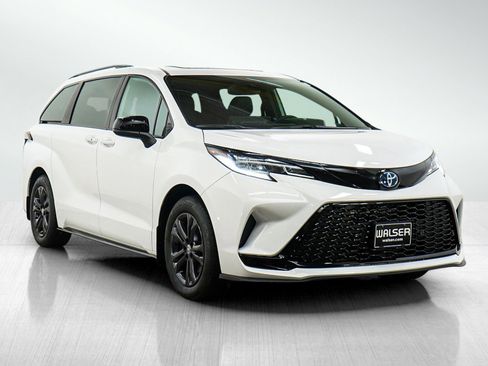 Used 2025 Toyota Sienna XSE AWD/4WD image 7