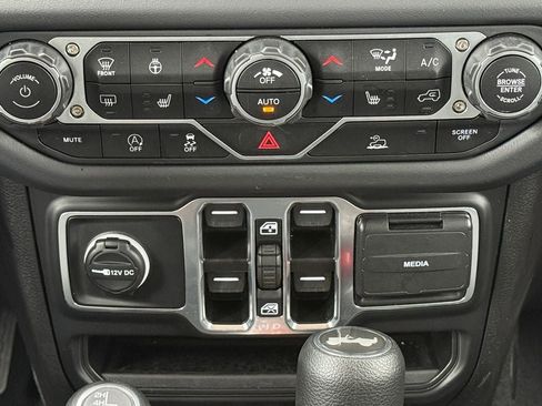 Used 2025 Jeep Wrangler Unlimited Sahara AWD/4WD image 25