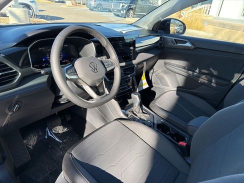 New 2025 Volkswagen Taos SE image 9