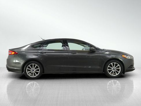 Used 2017 Ford Fusion SE w/ Fusion SE Technology Package FWD image 6