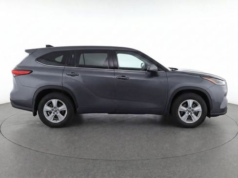 Used 2023 Toyota Highlander LE AWD/4WD image 8