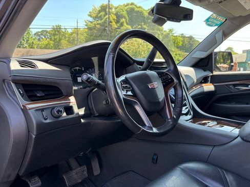 Used 2020 Cadillac Escalade 2WD image 16