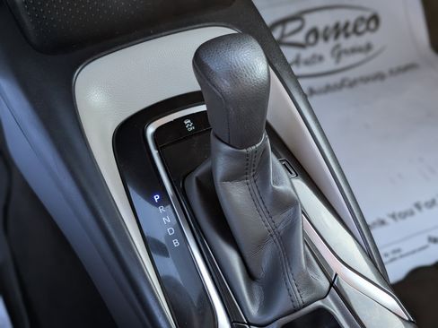 Used 2022 Toyota Corolla LE w/ LE Convenience Package image 4