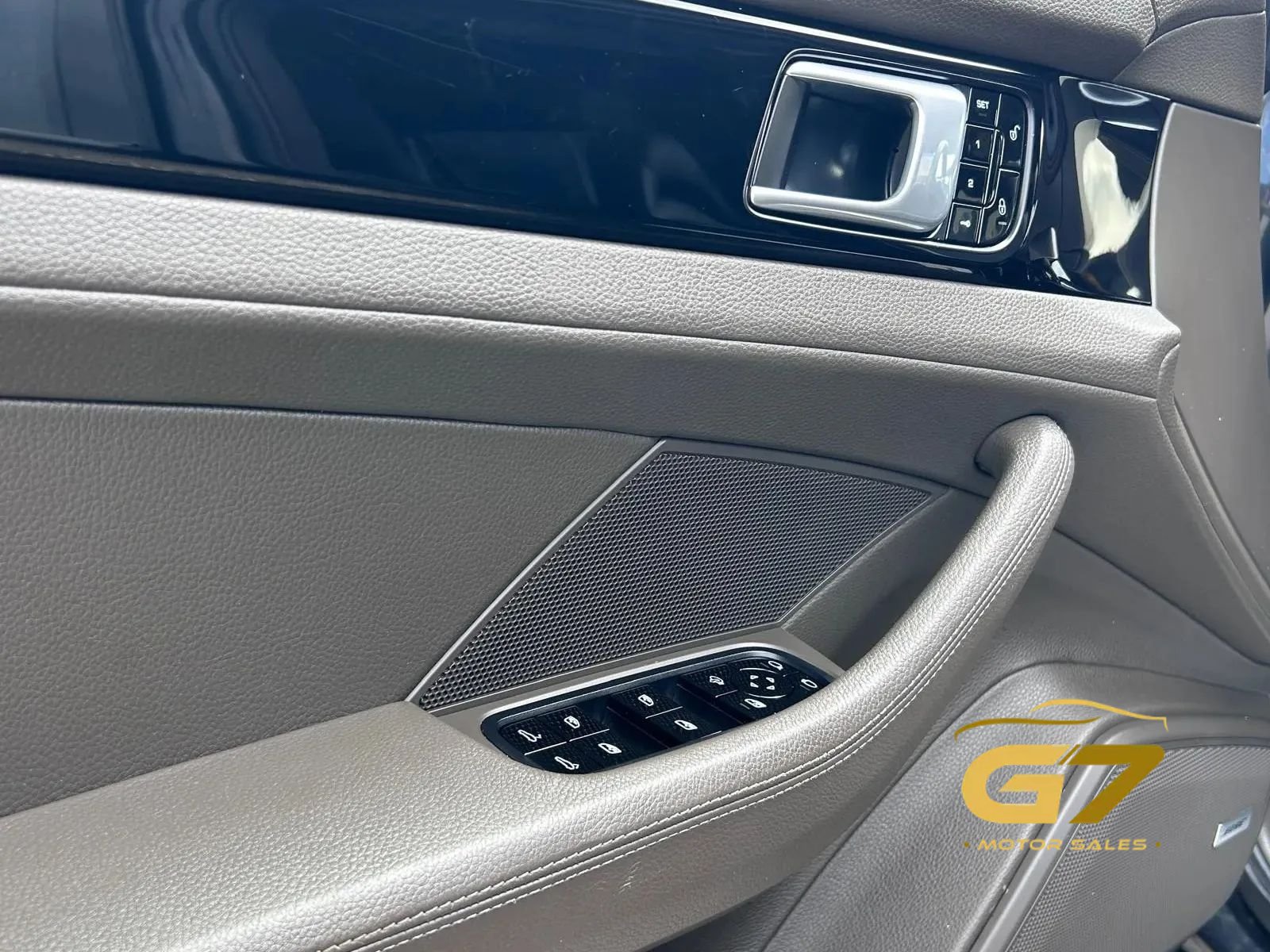 Used 2018 Porsche Panamera RWD image 16