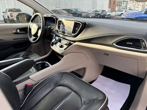 Used 2024 Chrysler Pacifica Limited image 32